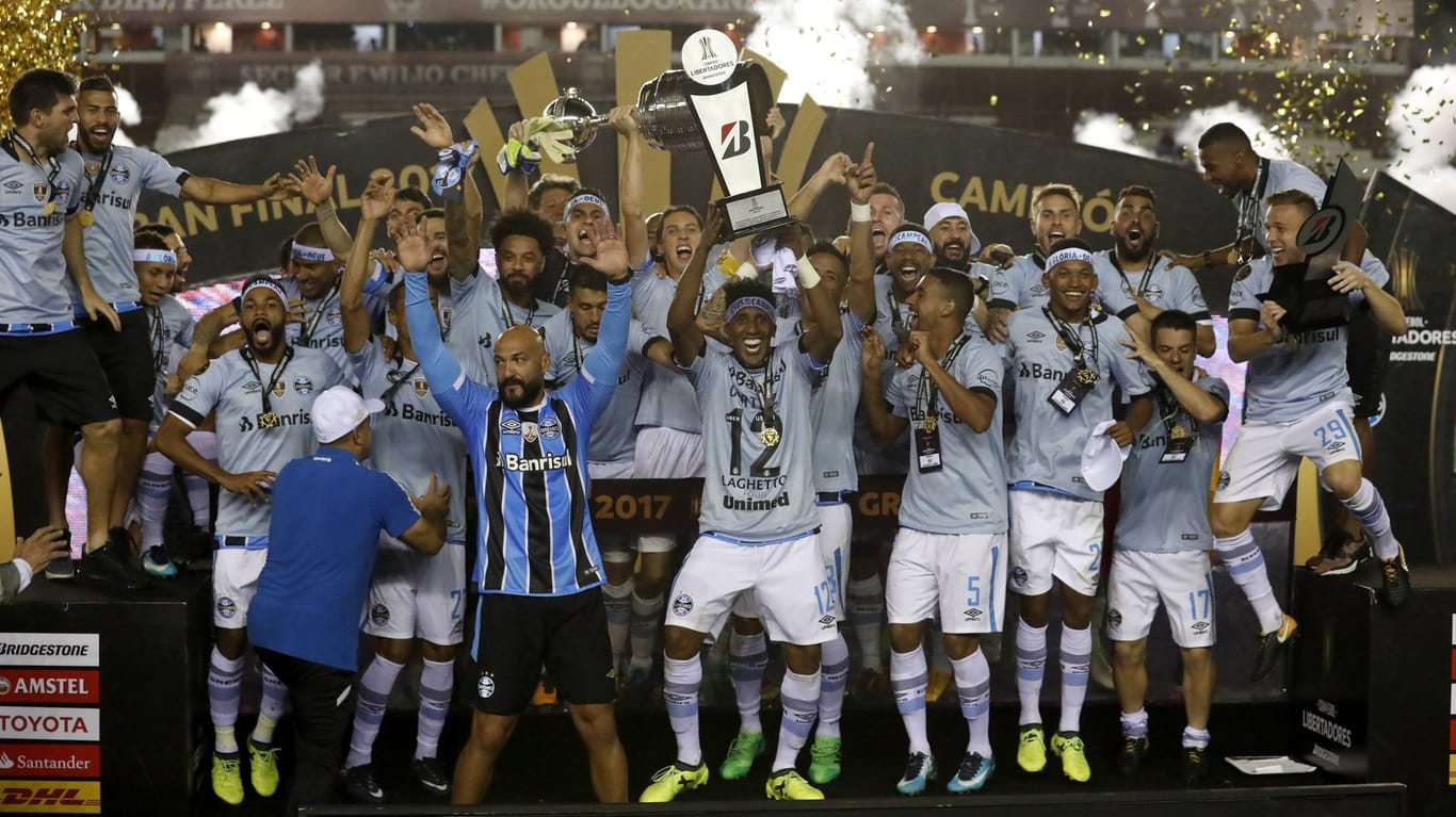 Triumph: Geromel (m., mit Pokal) mit Grêmio auf der Siegesfeier nach dem Finale der Copa Libertadores.