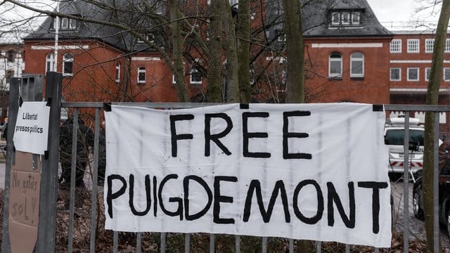 Ein Transparent mit der Aufschrift "Free Puigdemont" hängt am Zaun der Justizvollzugsanstalt in Neumünster. Ein Transparent mit der Aufschrift "Free Puigdemont" hängt am Zaun der Justizvollzugsanstalt in Neumünster.