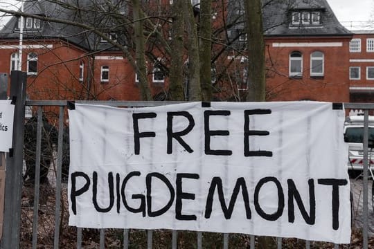 Ein Transparent mit der Aufschrift "Free Puigdemont" hängt am Zaun der Justizvollzugsanstalt in Neumünster.