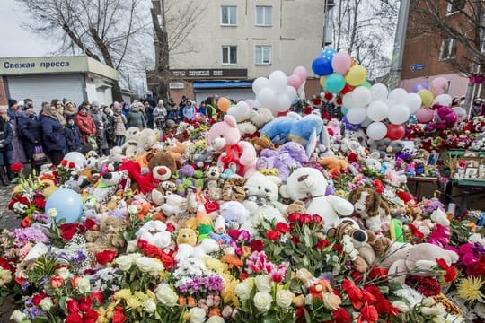Blumen und Kuscheltiere erinnern in Kemerowo an die Opfer der Brandkatastrophe.