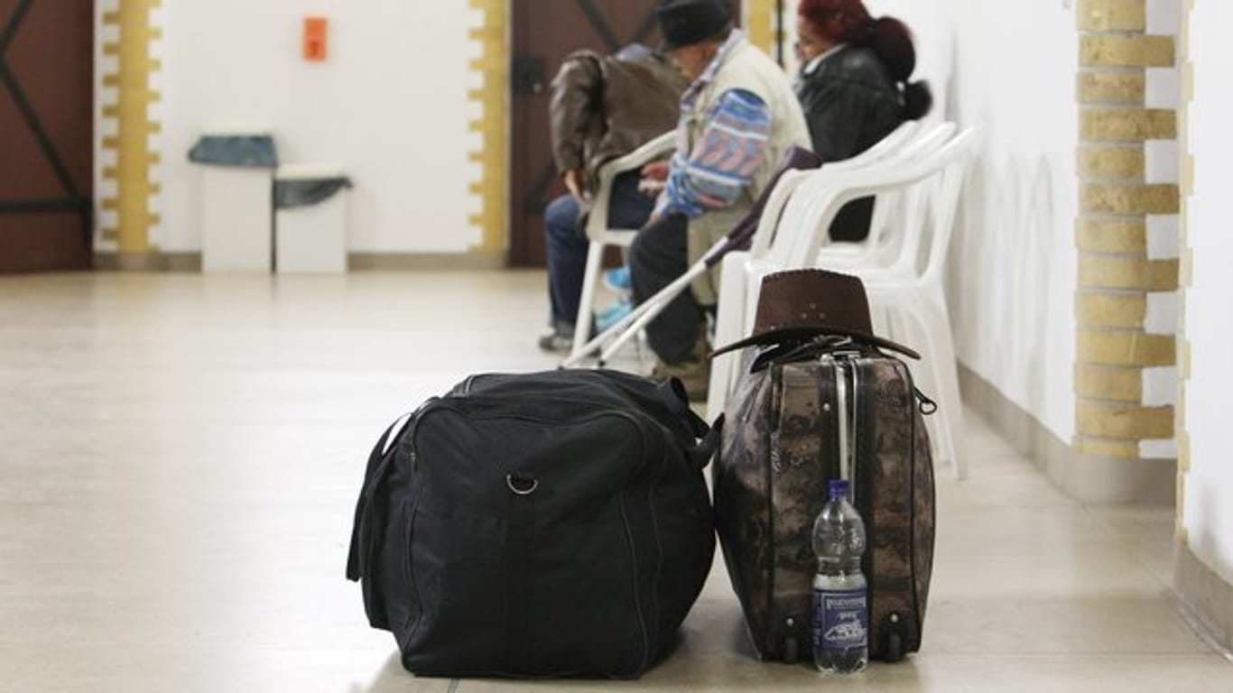 Abgelehnte Asylbewerber in einem Flughafengebäude.