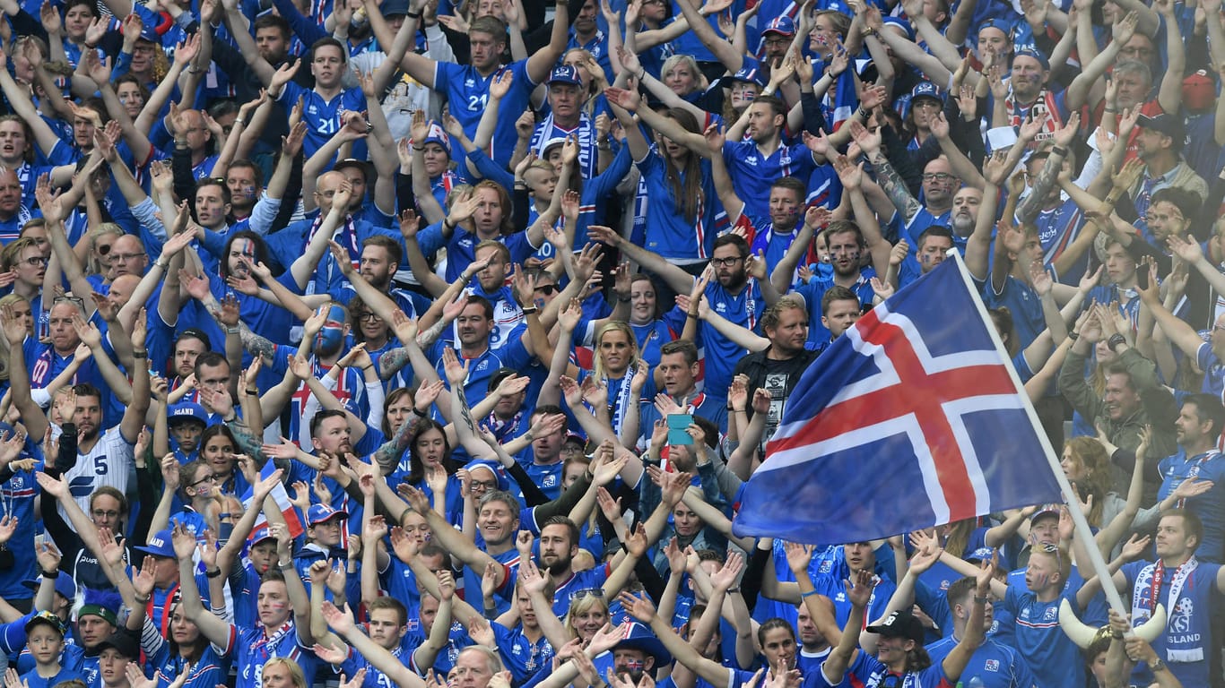 Fans der isländischen Fußball-Nationalmannschaft (Archiv): Im Sommer wird ihre Nation erstmals an einer WM-Endrunde teilnehmen.