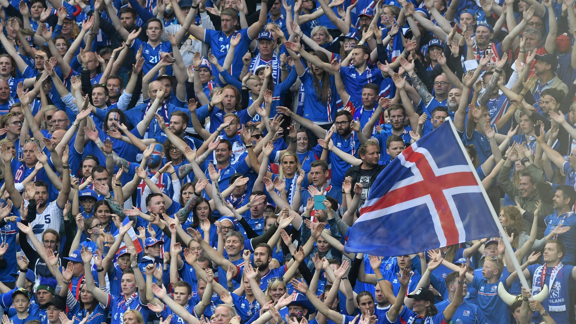 Fans der isländischen Fußball-Nationalmannschaft (Archiv): Im Sommer wird ihre Nation erstmals an einer WM-Endrunde teilnehmen. Fans der isländischen Fußball-Nationalmannschaft (Archiv): Im Sommer wird ihre Nation erstmals an einer WM-Endrunde teilnehmen.