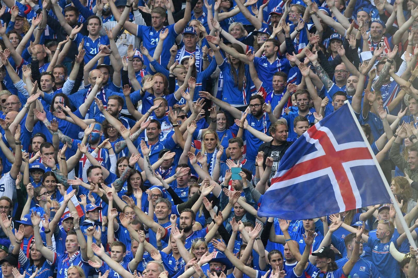 Fans der isländischen Fußball-Nationalmannschaft (Archiv): Im Sommer wird ihre Nation erstmals an einer WM-Endrunde teilnehmen.