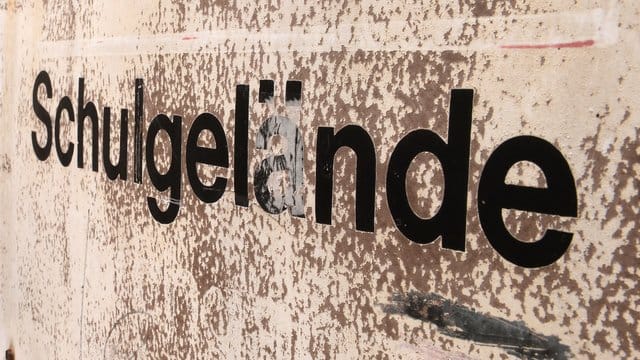 An einer Berliner Grundschule soll eine Zweitklässlerin von Schülern aus muslimischen Familien als Jude beschimpft worden sein. An einer Berliner Grundschule soll eine Zweitklässlerin von Schülern aus muslimischen Familien als Jude beschimpft worden sein.