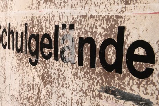 An einer Berliner Grundschule soll eine Zweitklässlerin von Schülern aus muslimischen Familien als Jude beschimpft worden sein.