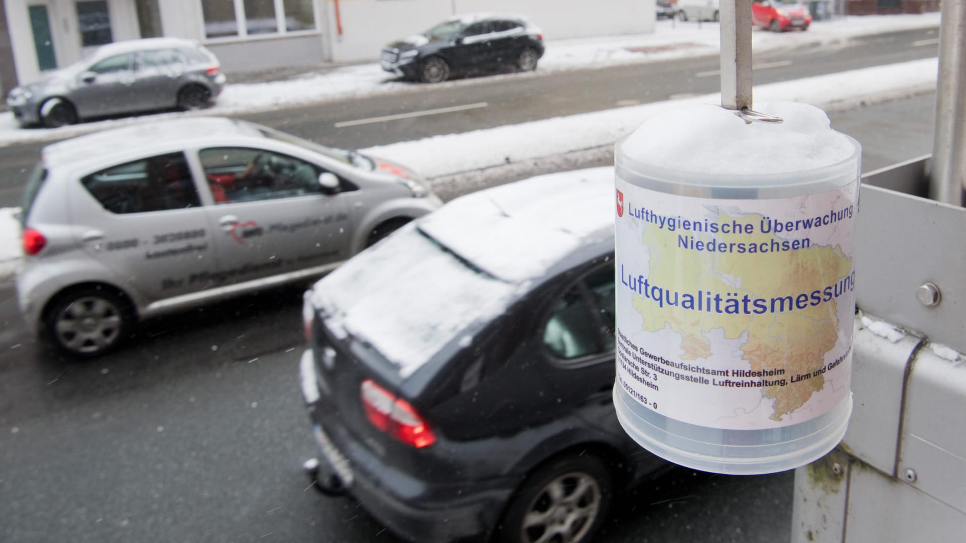 Ein Messgerät zur Luftqualität hängt an einer Straße: Nach vorsichtigen Hochrechnungen dürften Mitte 2018 in fünf deutschen Großstädten die Grenzwerte überschritten werden.
