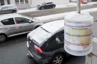 Ein Messgerät zur Luftqualität hängt an einer Straße: Nach vorsichtigen Hochrechnungen dürften Mitte 2018 in fünf deutschen Großstädten die Grenzwerte überschritten werden.