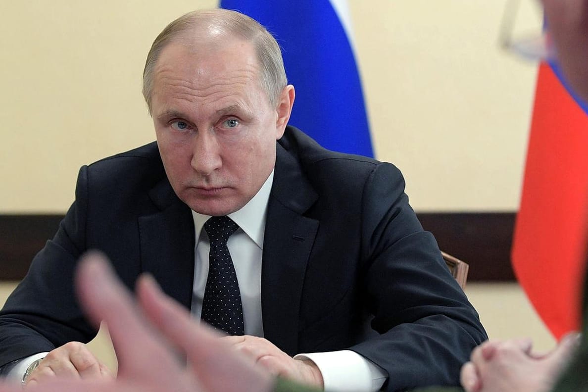 Putin spricht mit örtlichen Beamten nach dem Brand in einem Einkaufszentrum. Nach der Brandkatastrophe mit über 60 Toten hat Russlands Präsident scharfe Kritik an Schutz- und Sicherheitsmaßnahmen geübt.