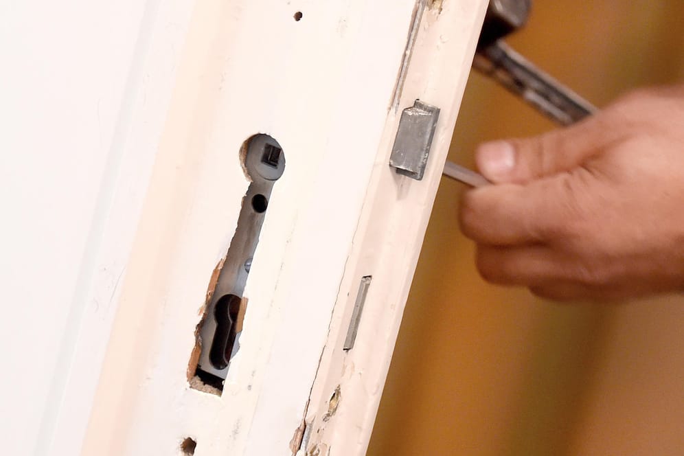 Schlüsseldienst: Wer auf einen unbekannten Schlüsseldienst zurückgreifen muss, sollte immer bei mehreren Anbietern nachfragen.