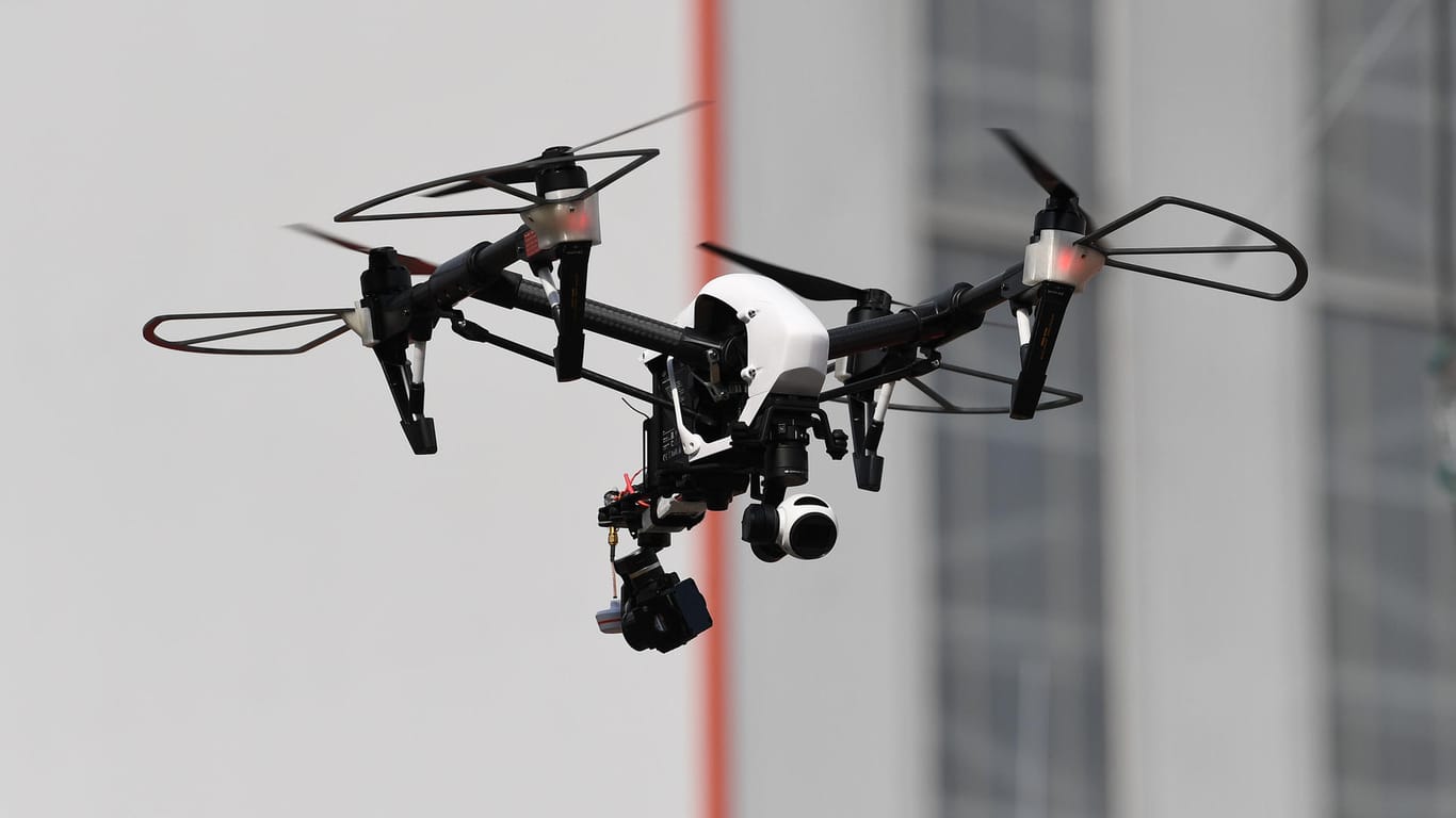 Fliegende Drohne: Die kleinen Flugobjekte sollen auf Palma de Mallorca bei der Bekämpfung von Ungeziefer helfen. (Symbolbild)