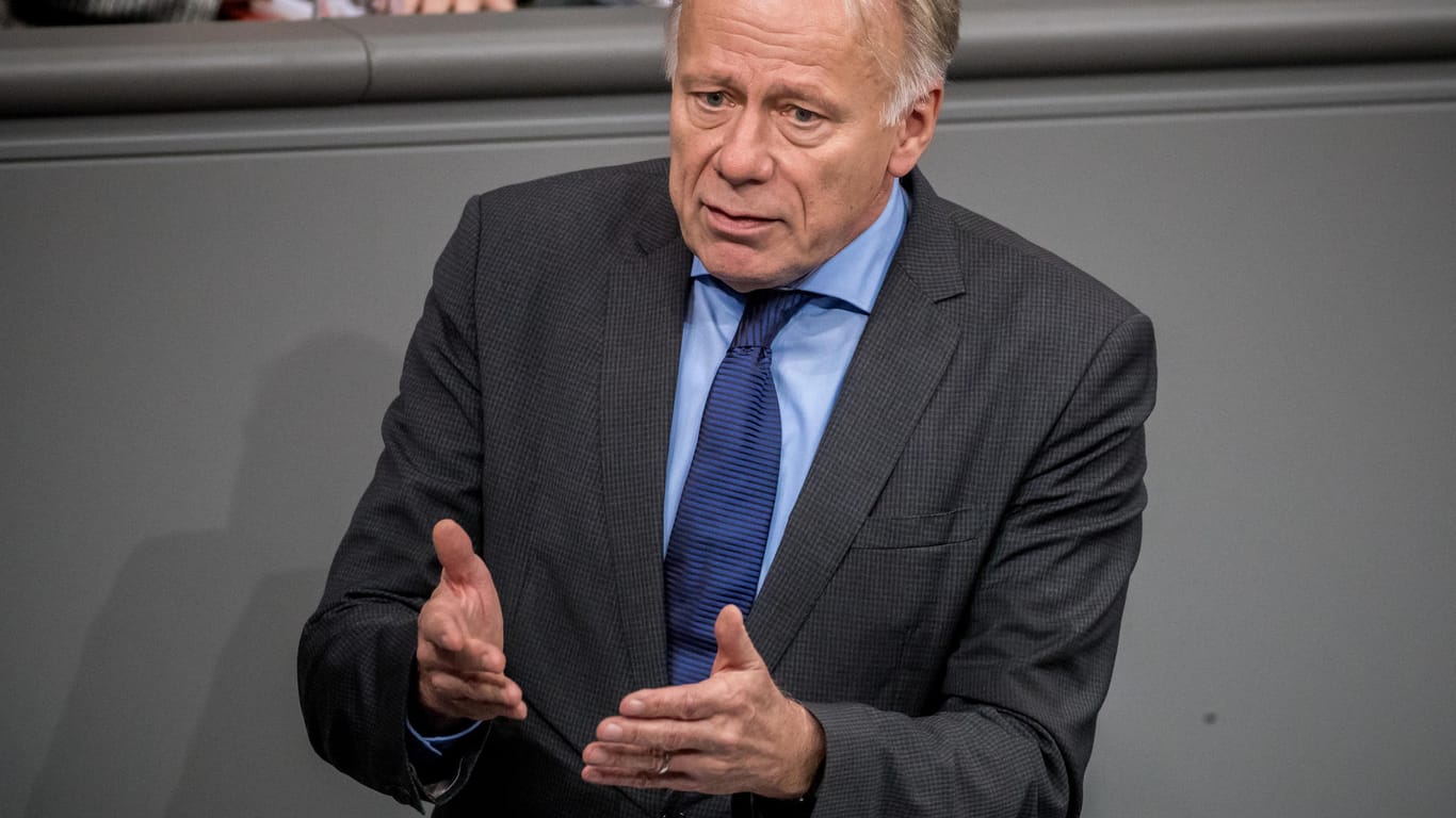 Jürgen Trittin (Grüne) hält nichts von den Maßnahmen gegen Russland: Es sei "leichtfertig, ohne belastbare Beweise und nur aufgrund von Indizien so gegen Russland vorzugehen und in einen neuen Kalten Krieg zu stolpern", sagte der Bundestagsabgeordnete.