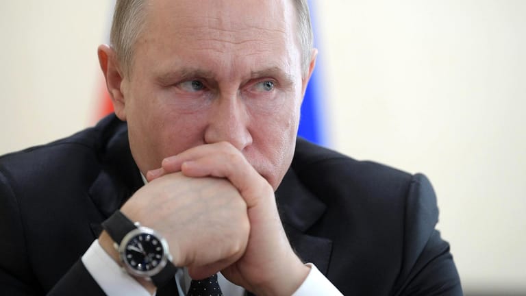 Wladimir Putin, Präsident von Russland, bei einer Pressekonferenz zu der Brandkatastrophe in Sibirien. Am gleichen Tag wies der Westen viele russische Diplomaten aus. Putin will nun reagieren.