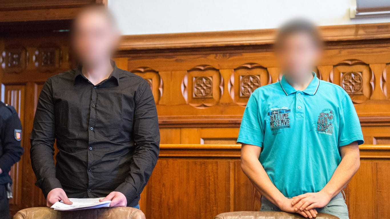 Die zwei Angeklagten: Im Landgericht Flensburg gestand einer der beiden nun die Tat.