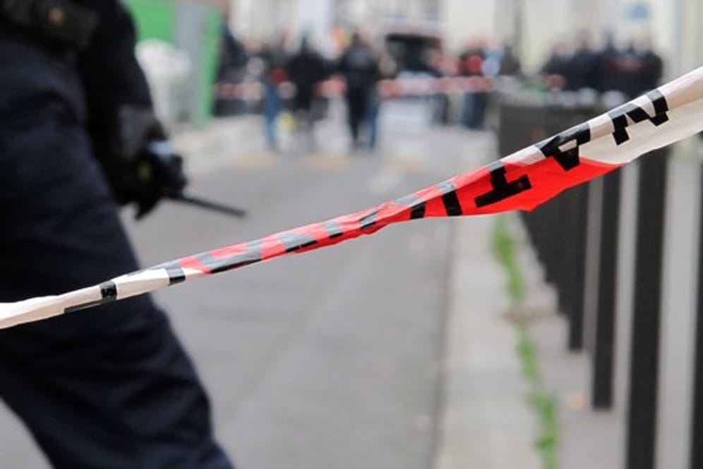Absperrband der Polizei unweit eines Tatortes in Paris.