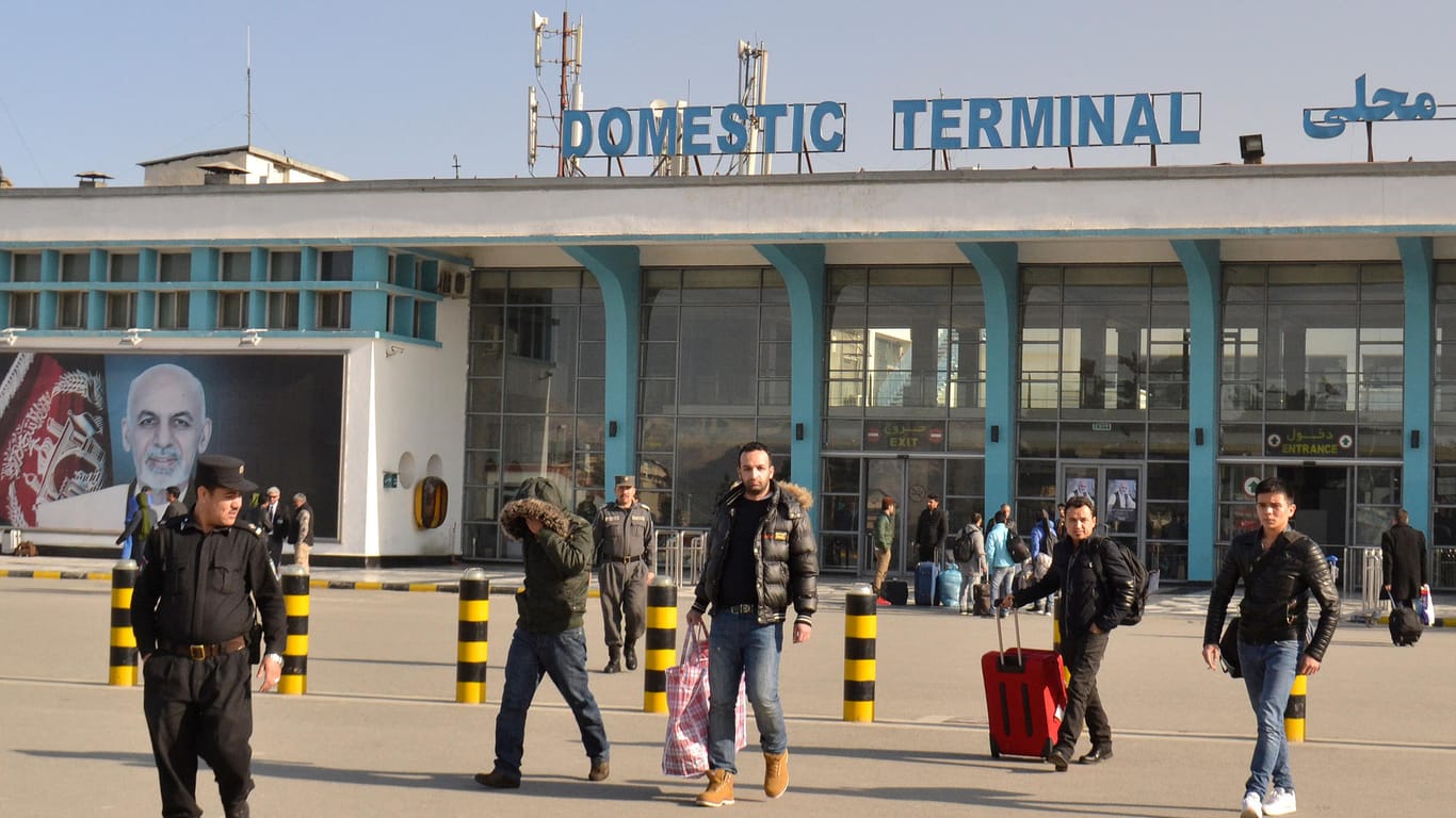 Der Flughafen in Kabul: Hier ist ein Abschiebeflugzeug aus Deutschland gelandet.