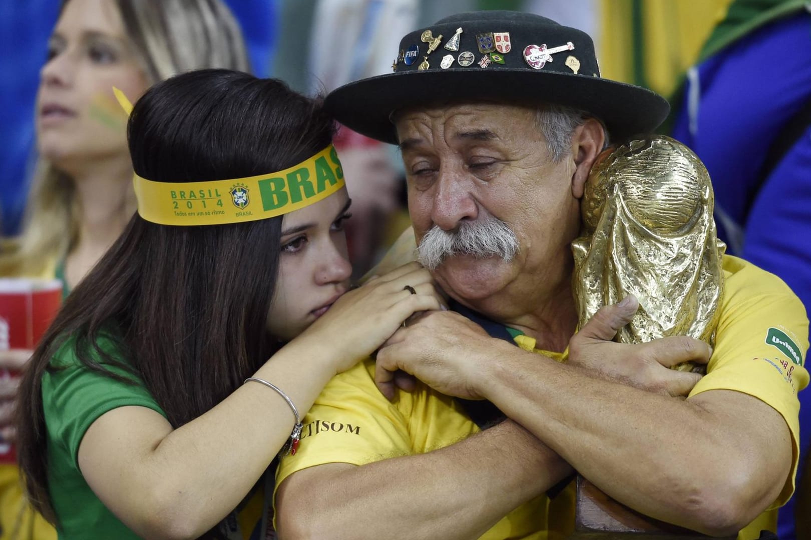 Bittere Tränen: Die brasilianischen Fußball-Fans stehen nach der Halbfinal-Pleite unter Schock.