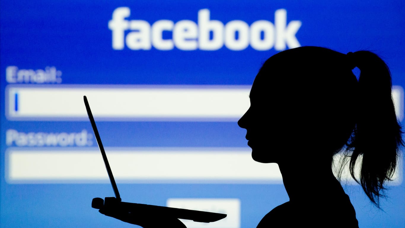 Facebook-Login, Nutzerin: Die EU stellt neue Regeln im Umgang mit persönlichen Daten auf. (Symbolbild)