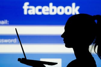 Facebook-Login, Nutzerin: Die EU stellt neue Regeln im Umgang mit persönlichen Daten auf. (Symbolbild)