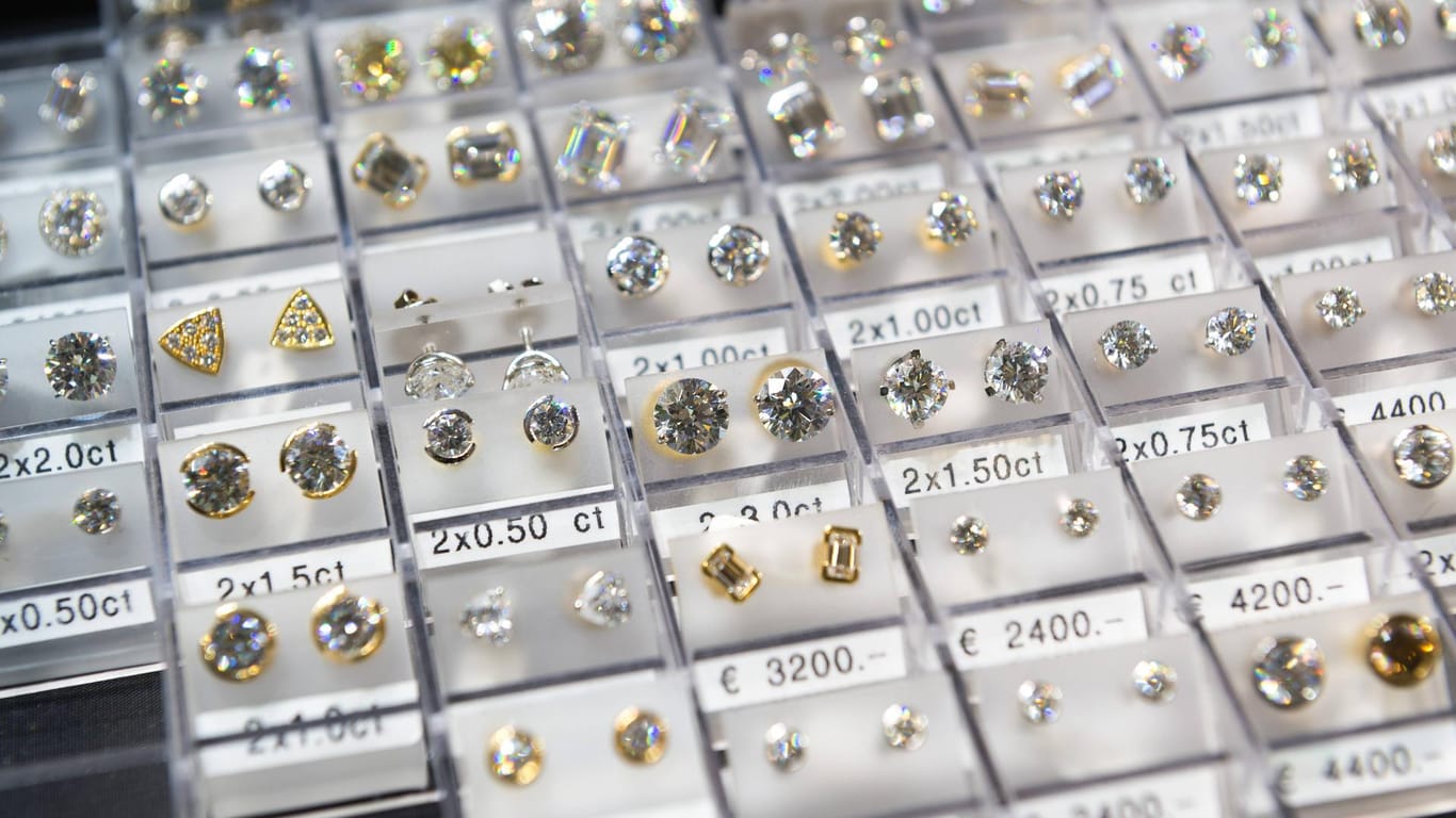 Diamantenschmuck auf einer Handwerksmesse: neue Kryptowährung made in Israel.