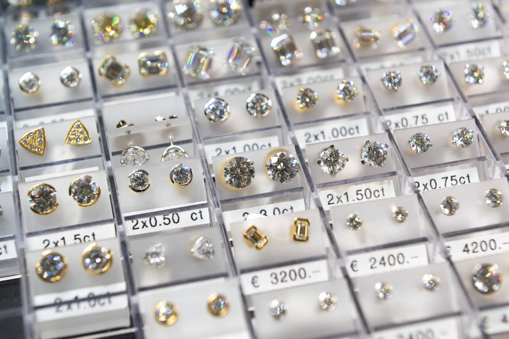 Diamantenschmuck auf einer Handwerksmesse: neue Kryptowährung made in Israel.