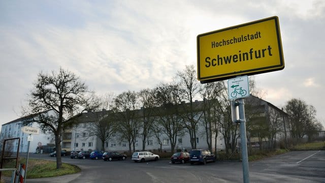 Die Polizei hat Chemikalien in einer Sozialunterkunft in Schweinfurt entdeckt, die für den Bau von Rohrbomben geeignet gewesen wären. Die Polizei hat Chemikalien in einer Sozialunterkunft in Schweinfurt entdeckt, die für den Bau von Rohrbomben geeignet gewesen wären.