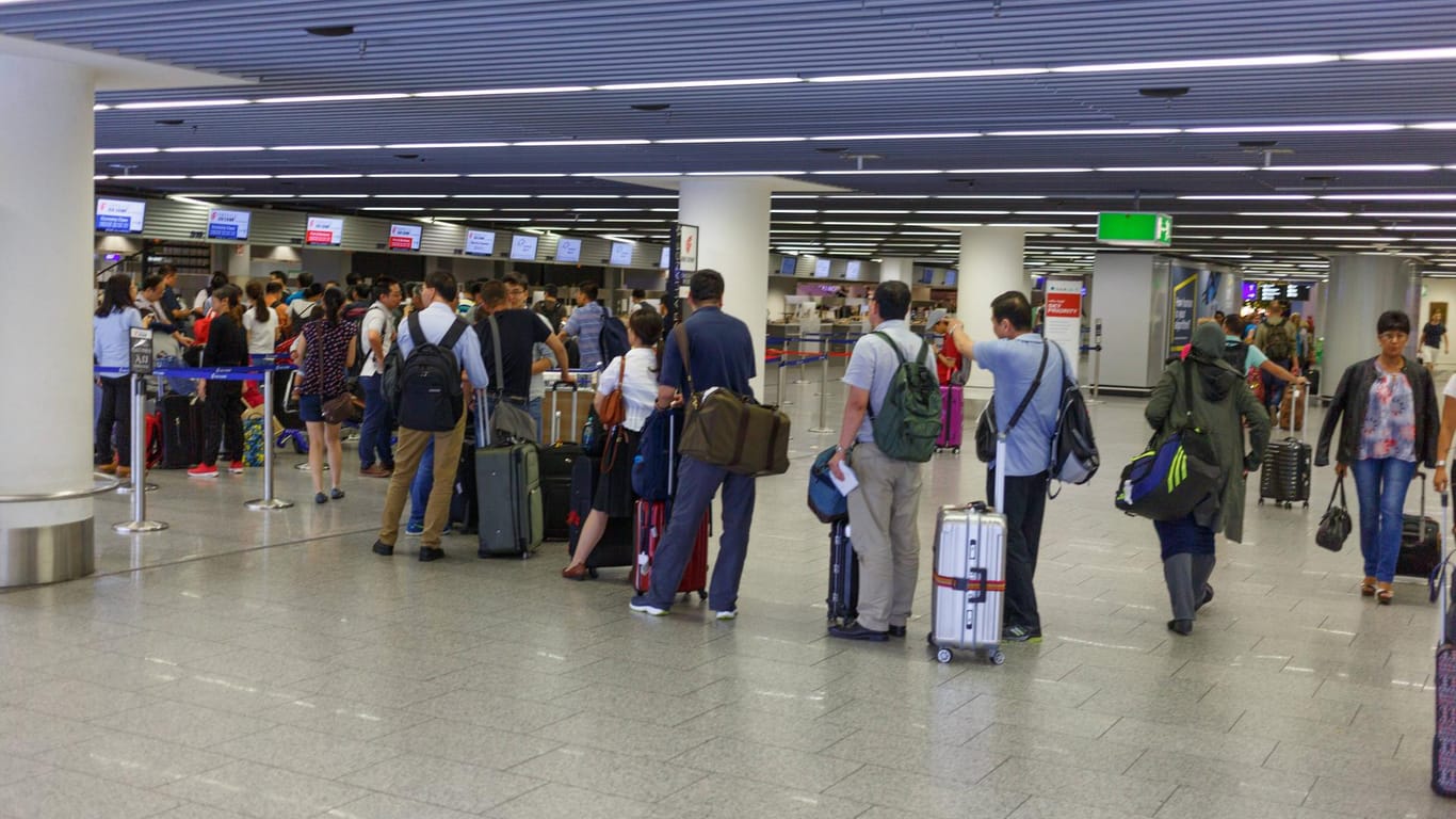 Einchecken: Reisende am Frankfurter Flughafen. Angaben zu Heimreisen anerkannter Asylbewerber waren zumindest grob irreführend.