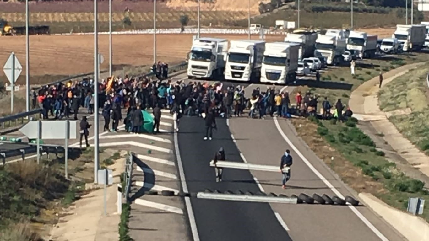 Die Autobahn A2 in Spanien: Anhänger Puigdemonts blockieren Straßen in Katalonien.