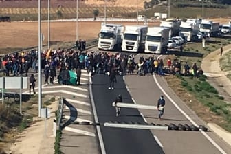 Die Autobahn A2 in Spanien: Anhänger Puigdemonts blockieren Straßen in Katalonien.
