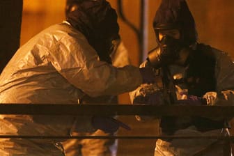 Einsatzkräfte am Tatort im britischen Salisbury: Alle EU-Staaten sind der Ansicht, dass die Indizien auf Russland als Drahtzieher des Giftanschlags deuten – welche der Indizien sind öffentlich verfügbar?