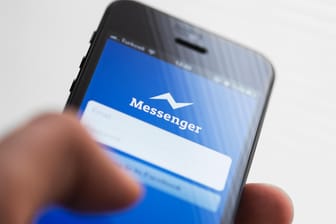 Facebook-Messenger auf einem Smartphone: Der Facebook-Messenger lädt in den Standardeinstellungen allerlei Daten zum Netzwerk, die für den Betrieb eigentlich unnötig sind.