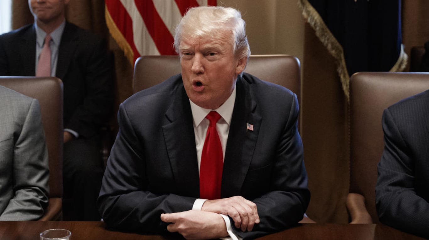 Donald Trump bei einer Sitzung im Weißen Haus: Der US-Präsident riskiert mit den Strafzöllen gegen China einen Handelskrieg.