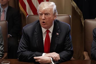 Donald Trump bei einer Sitzung im Weißen Haus: Der US-Präsident riskiert mit den Strafzöllen gegen China einen Handelskrieg.