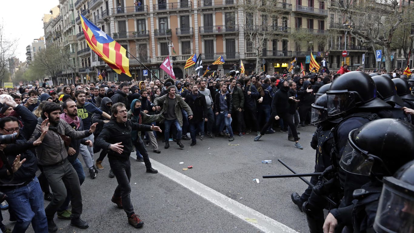 Während Carles Puigdemont in Neumünster im Gefängnis sitzt, demonstrieren in Barcelona Tausende gegen die Festnahme des katalanischer Politiker.