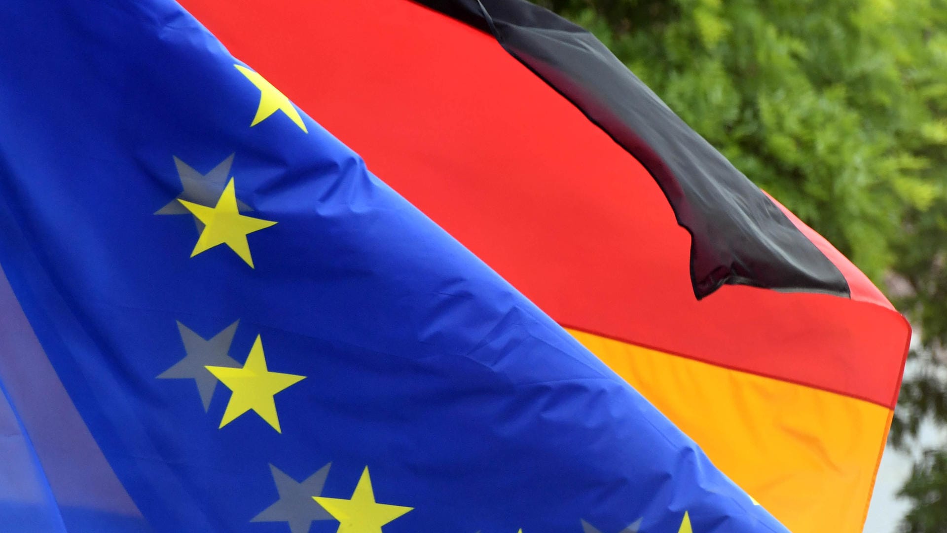 Flaggen von Deutschland und der Europäischen Union: Das Gewicht Deutschlands in der EU sorgt regelmäßig für Diskussionen.