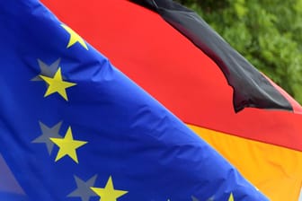 Flaggen von Deutschland und der Europäischen Union: Das Gewicht Deutschlands in der EU sorgt regelmäßig für Diskussionen.