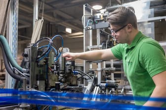 Ausbildung in einem Packmittelbetrieb: Oft ist eine Lehre in einem Unternehmen der sinnvollere erste Schritt ins Berufsleben.