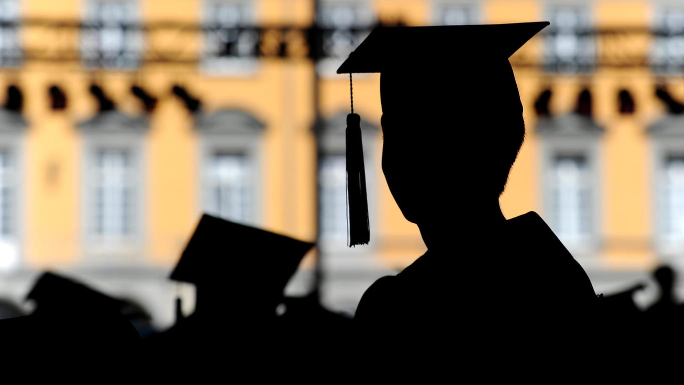Absolventen in Bonn: Zahlreiche Berufe werden heute auf Universitätstauglichkeit getrimmt.