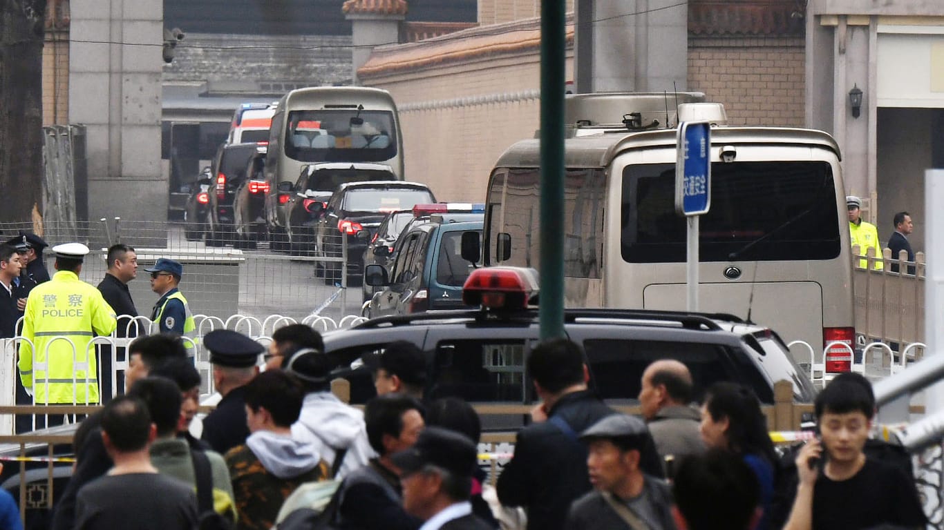 Fahrzeugkolonne in Peking: In der Hauptstadt waren vielerorts hohe Sicherheitsvorkehrungen zu sehen.