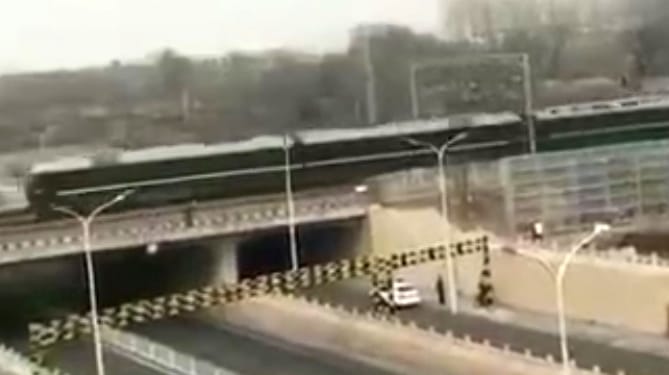 Mysteriöser Sonderzug aus dem Nordosten: Handyvideos von der EInfahrt des dunkelgrünen Zuges in Peking verbreiteten sich in den Sozialen Medien. Mysteriöser Sonderzug aus dem Nordosten: Handyvideos von der EInfahrt des dunkelgrünen Zuges in Peking verbreiteten sich in den Sozialen Medien.