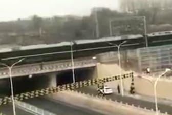 Mysteriöser Sonderzug aus dem Nordosten: Handyvideos von der EInfahrt des dunkelgrünen Zuges in Peking verbreiteten sich in den Sozialen Medien.
