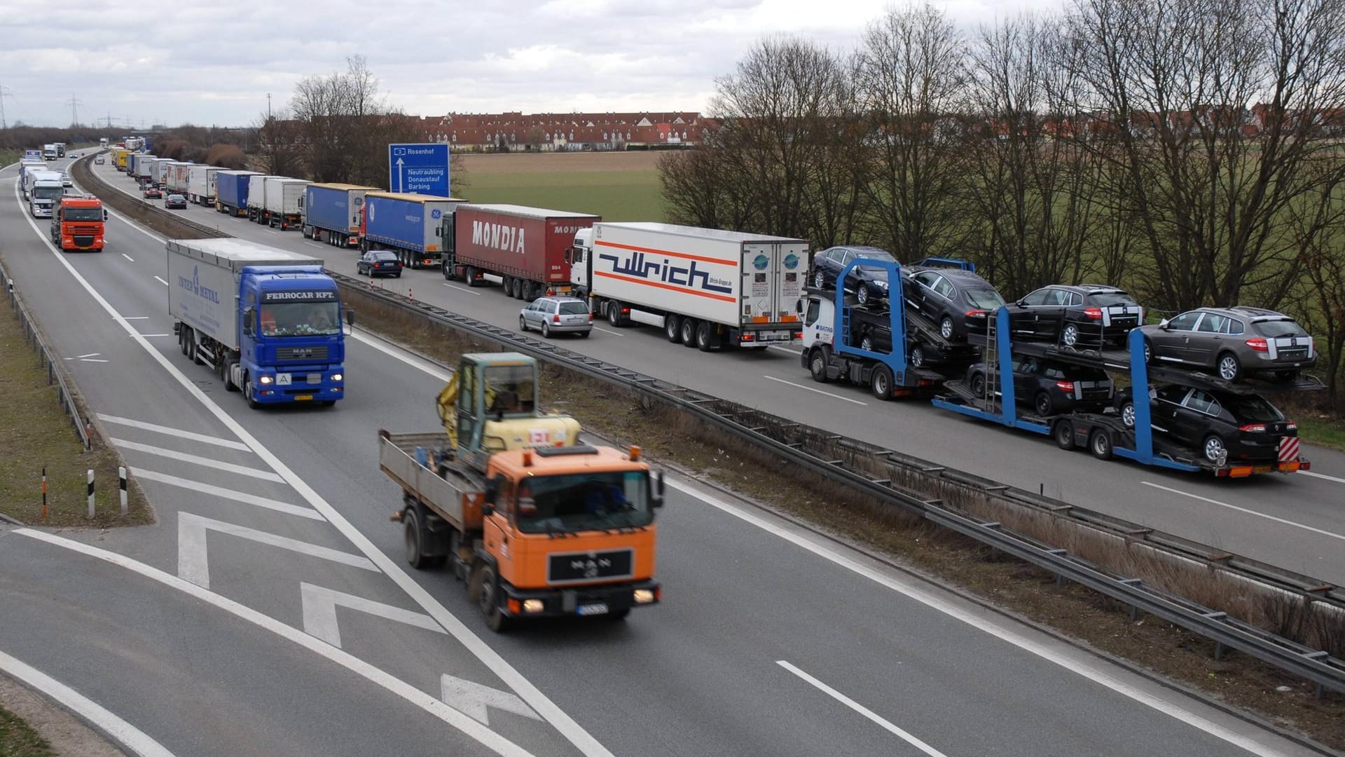 Lastwagen-Stau auf der Autobahn A3 in Richtung Passau.