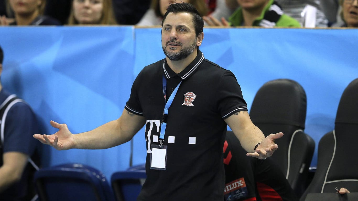 Ratlos: Veszprem-Trainer Ljubomir Vranjes droht im Achtelfinale der Handball-Champions-League das Aus.