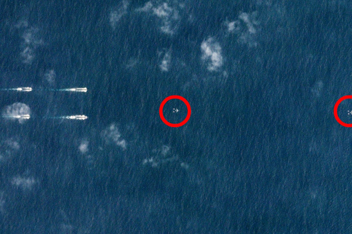Demonstration der Stärke: Satellitenaufnahmen zeigen einen chinesischen Marineverband begleitet von Flugzeugen (rote Kreise). (Quelle: Reuters/ Planet Labs Inc.)