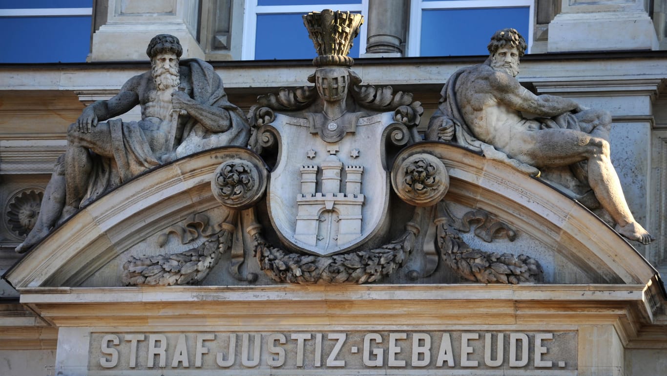 Das Steinportal mit Hamburg-Wappen und zwei Steinfiguren über dem Haupteingang zum Strafjustizgebäude des Landgerichts: In einem Prozess um die Vergewaltigung einer Seniorin in Hamburg hat das Landgericht einen 29-Jährigen verurteilt.