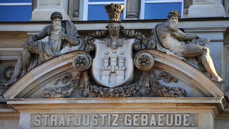Das Steinportal mit Hamburg-Wappen und zwei Steinfiguren über dem Haupteingang zum Strafjustizgebäude des Landgerichts: In einem Prozess um die Vergewaltigung einer Seniorin in Hamburg hat das Landgericht einen 29-Jährigen verurteilt.