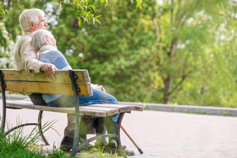 Älteres Paar auf einer Bank: Mit der Abhebung der Rentenwerte zu Mitte des Jahres werden viele Senioren zum ersten Mal steuerpflichtig.