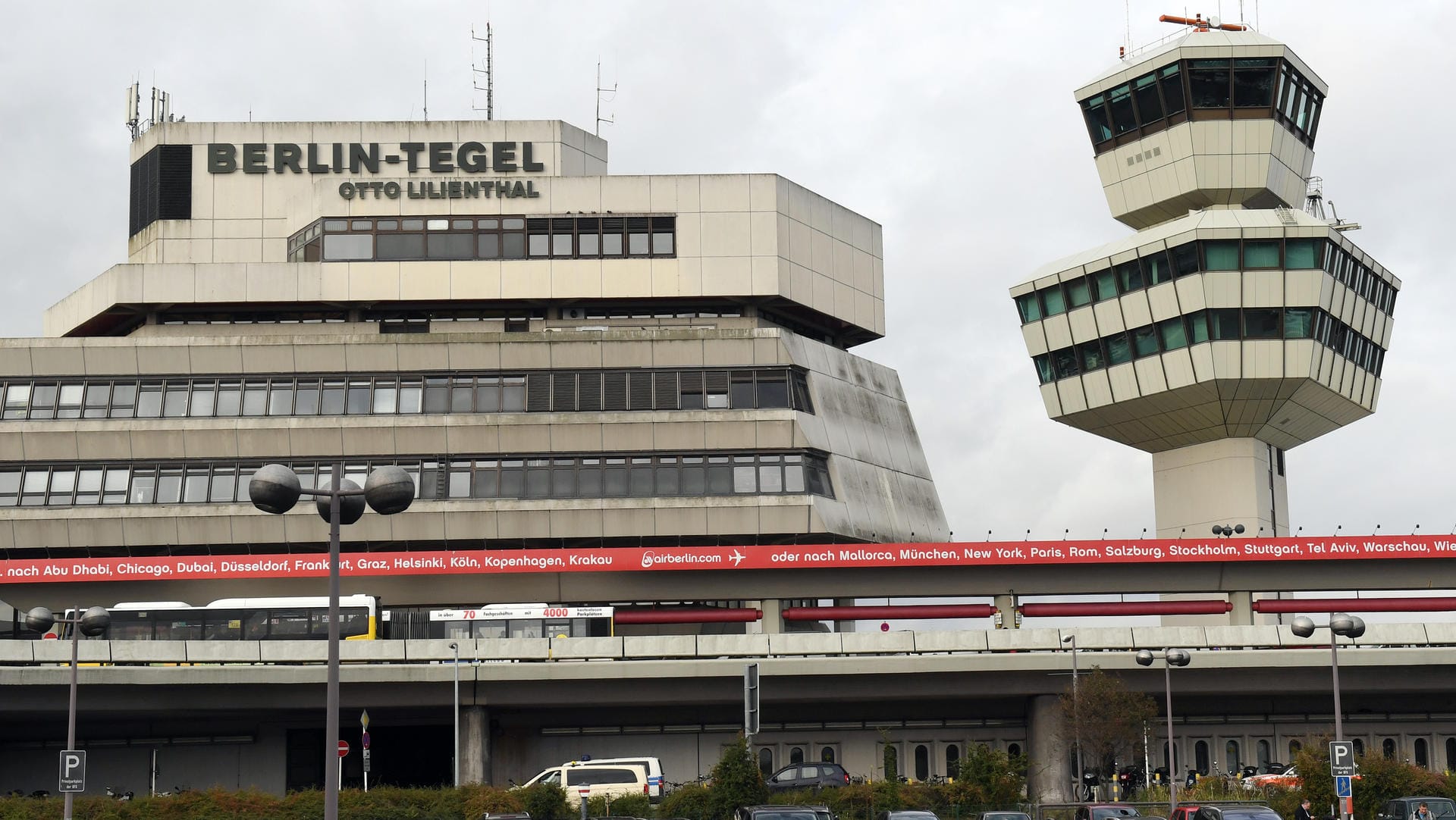 Autos parken in Berlin vor dem Tower und Abfertigungsgebäude des Flughafen Tegel: Trotz des Volksentscheid will der Berliner Senat den Flughafen Tegel schließen. Autos parken in Berlin vor dem Tower und Abfertigungsgebäude des Flughafen Tegel: Trotz des Volksentscheid will der Berliner Senat den Flughafen Tegel schließen.