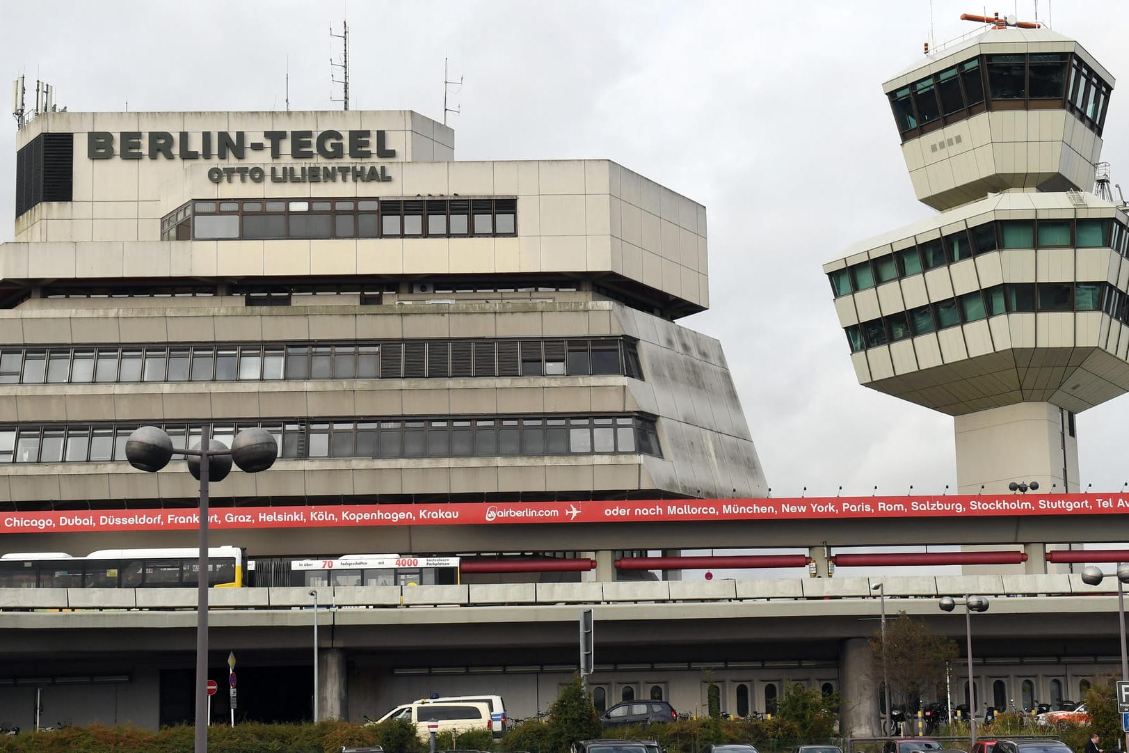 Autos parken in Berlin vor dem Tower und Abfertigungsgebäude des Flughafen Tegel: Trotz des Volksentscheid will der Berliner Senat den Flughafen Tegel schließen.