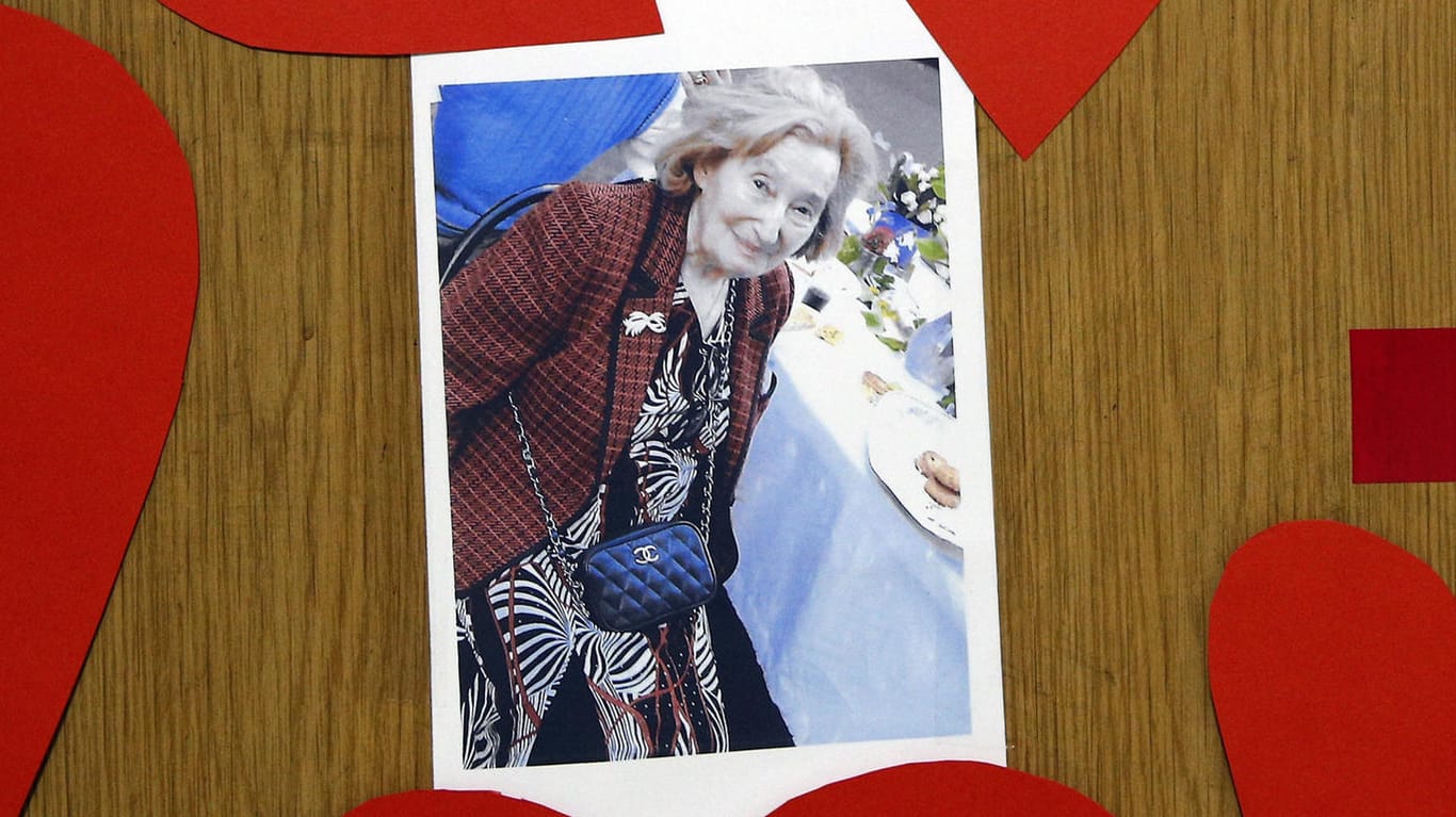 Herzen und ein Foto von Mireille Knoll an der Tür ihrer Wohnung: Wurde sie aus Judenhass ermordet?